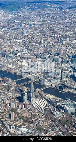 London, Großbritannien - 13. April 2023: Blick vom Flugzeugfenster über London Stockfoto