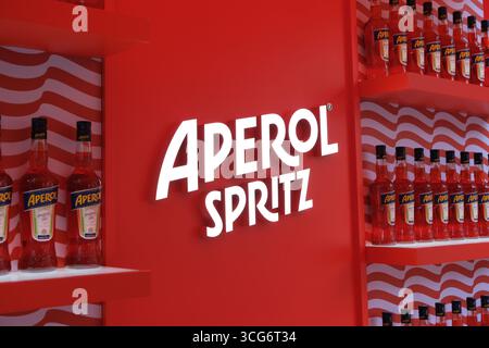 Shanghai, China - 19. Juli 2025: Markenlogo und Likör von Aperol Spritz im Geschäft Stockfoto