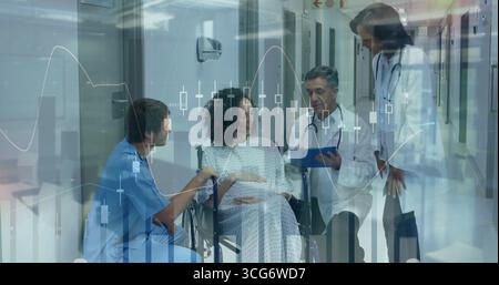 Diskussion von Ärzten, die Schwangeren im Flur mit Rollstuhl und Stethoskop helfen Stockfoto