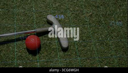Silberner Golf-Putter-Kopf auf Putting Green, mit roten Grübchen und Ausrichtungslinien Stockfoto