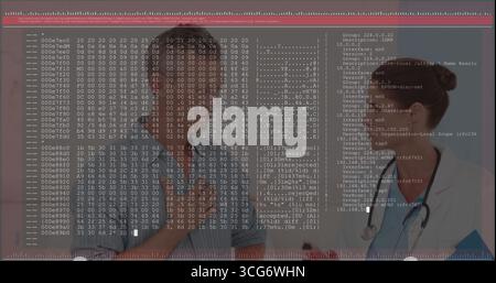 Untersuchen eines älteren Mannes, der auf dem Untersuchungstisch im Klinikraum liegt, mit Stethoskop, Datenüberlagerung, Kopierraum Stockfoto