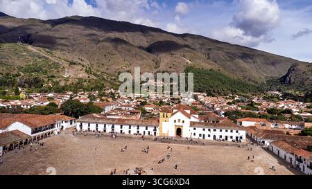 Villa de Leyva, Boyaca - Kolumbien. Mai 2025. Katholische Pfarrei im Hauptpark der Stadt. Stockfoto