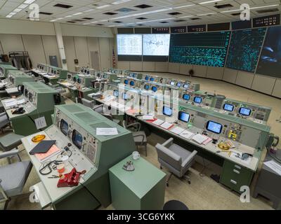 Apollo MOCR in der endgültigen Konfiguration wiederhergestellt. Ein beispielloses Team von Experten in einem Mission Control Center im Johnson Space Center der NASA in Houston landete die ersten Menschen auf dem Mond. Das Apollo Mission Control Center wird wieder in seine Apollo-Ära-Konfiguration zurückversetzt, so wie es am 20. Juli 1969 war. Eine optimierte Version eines Originalbildes der NASA: NASA/RMarkowitz Stockfoto