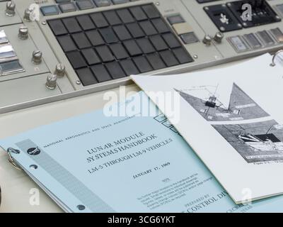 Apollo MOCR in der endgültigen Konfiguration wiederhergestellt. Ein beispielloses Team von Experten in einem Mission Control Center im Johnson Space Center der NASA in Houston landete die ersten Menschen auf dem Mond. Das Apollo Mission Control Center wird wieder in seine Apollo-Ära-Konfiguration zurückversetzt, so wie es am 20. Juli 1969 war. Eine optimierte Version eines Originalbildes der NASA: NASA/RMarkowitz Stockfoto