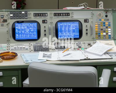 Apollo MOCR in der endgültigen Konfiguration wiederhergestellt. Ein beispielloses Team von Experten in einem Mission Control Center im Johnson Space Center der NASA in Houston landete die ersten Menschen auf dem Mond. Das Apollo Mission Control Center wird wieder in seine Apollo-Ära-Konfiguration zurückversetzt, so wie es am 20. Juli 1969 war. Eine optimierte Version eines Originalbildes der NASA: NASA/RMarkowitz Stockfoto