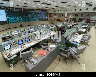 Apollo MOCR in der endgültigen Konfiguration wiederhergestellt. Ein beispielloses Team von Experten in einem Mission Control Center im Johnson Space Center der NASA in Houston landete die ersten Menschen auf dem Mond. Das Apollo Mission Control Center wird wieder in seine Apollo-Ära-Konfiguration zurückversetzt, so wie es am 20. Juli 1969 war. Eine optimierte Version eines Originalbildes der NASA: NASA/RMarkowitz Stockfoto