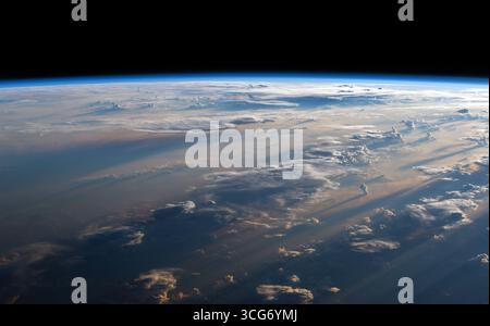 Ein Bild der wolkengefüllten Stratosphäre aus dem Weltraum Ein Sonnenaufgang wirft lange Wolkenschatten über das Philippinische Meer in diesem Bild, das von der Internationalen Raumstation (ISS) aufgenommen wurde, als sie südöstlich von Manila umkreiste. Astronauten an Bord der ISS machen regelmäßig Fotos von der Erde von ihrem einzigartigen Aussichtspunkt etwa 400 km über der Oberfläche. Die Station führt alle 90 Minuten eine Umlaufbahn durch und überquert dabei jedes Mal verschiedene Regionen. Eine optimierte Version eines Originalbildes der NASA: Credit: NASA Stockfoto