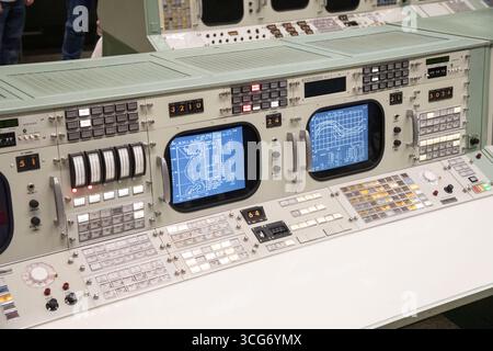 Apollo MOCR in der endgültigen Konfiguration wiederhergestellt. Ein beispielloses Team von Experten in einem Mission Control Center im Johnson Space Center der NASA in Houston landete die ersten Menschen auf dem Mond. Das Apollo Mission Control Center wird wieder in seine Apollo-Ära-Konfiguration zurückversetzt, so wie es am 20. Juli 1969 war. Eine optimierte Version eines Originalbildes der NASA: NASA/RMarkowitz Stockfoto