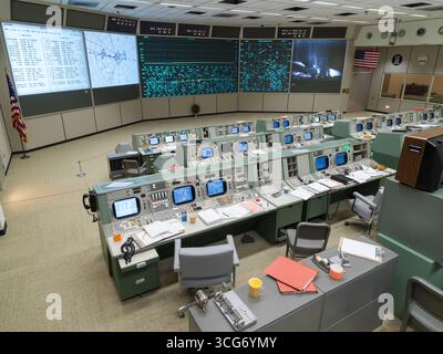 Apollo MOCR in der endgültigen Konfiguration wiederhergestellt. Ein beispielloses Team von Experten in einem Mission Control Center im Johnson Space Center der NASA in Houston landete die ersten Menschen auf dem Mond. Das Apollo Mission Control Center wird wieder in seine Apollo-Ära-Konfiguration zurückversetzt, so wie es am 20. Juli 1969 war. Eine optimierte Version eines Originalbildes der NASA: NASA/RMarkowitz Stockfoto