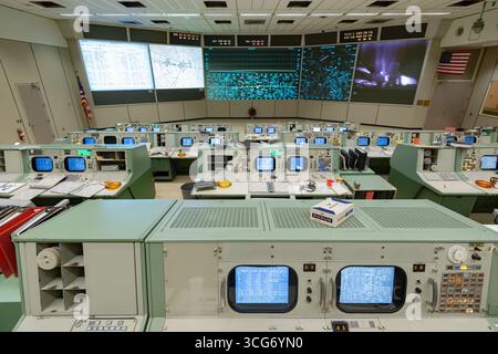 Apollo MOCR in der endgültigen Konfiguration wiederhergestellt. Ein beispielloses Team von Experten in einem Mission Control Center im Johnson Space Center der NASA in Houston landete die ersten Menschen auf dem Mond. Das Apollo Mission Control Center wird wieder in seine Apollo-Ära-Konfiguration zurückversetzt, so wie es am 20. Juli 1969 war. Eine optimierte Version eines Originalbildes der NASA: NASA/RMarkowitz Stockfoto