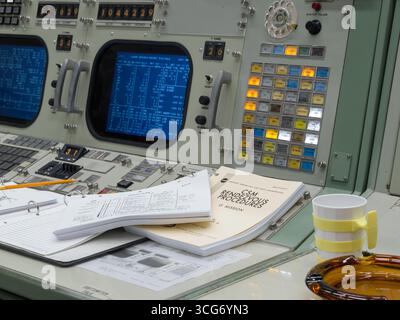 Apollo MOCR in der endgültigen Konfiguration wiederhergestellt. Ein beispielloses Team von Experten in einem Mission Control Center im Johnson Space Center der NASA in Houston landete die ersten Menschen auf dem Mond. Das Apollo Mission Control Center wird wieder in seine Apollo-Ära-Konfiguration zurückversetzt, so wie es am 20. Juli 1969 war. Eine optimierte Version eines Originalbildes der NASA: NASA/RMarkowitz Stockfoto