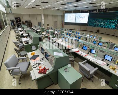 Apollo MOCR in der endgültigen Konfiguration wiederhergestellt. Ein beispielloses Team von Experten in einem Mission Control Center im Johnson Space Center der NASA in Houston landete die ersten Menschen auf dem Mond. Das Apollo Mission Control Center wird wieder in seine Apollo-Ära-Konfiguration zurückversetzt, so wie es am 20. Juli 1969 war. Eine optimierte Version eines Originalbildes der NASA: NASA/RMarkowitz Stockfoto