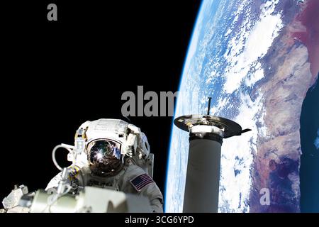 Der Flugingenieur und NASA-Weltraumwandler Josh Cassada bereitet ein Rollout-Solaranlage für den Einsatz im Port-4-Traverse-Segment der Internationalen Raumstation vor, während das Umlauflabor 262 Meilen über dem Atlantik vor der Küste Namibias flog 68. 22. Dezember 2022 eine optimierte Version eines Originalbildes der ISS: Hinweis: NASA/KWakata nur redaktionelle Verwendung. Stockfoto