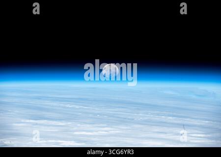Vollmond, der über den Horizont der Erde aufsteigt/untergeht. Fotografiert von der ISS, während sie die Erde umkreisen. Eine optimierte Version eines Originalbildes der NASA: Credit NASA/AMogensen Stockfoto