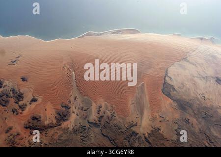 Die Namib-Wüste an der Atlantikküste Namibias auf dem afrikanischen Kontinent ist von der Internationalen Raumstation aus in einer Umlaufbahn von 263 km zu sehen. 11. September 2023 eine optimierte Version eines Originalbildes der NASA: Credit NASA/AMogensen Stockfoto