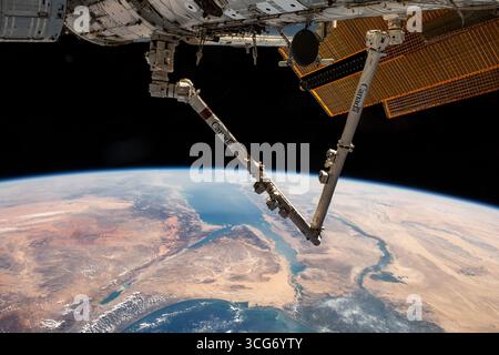 Der Canadarm2-Roboterarm erstreckt sich von der Internationalen Raumstation, als er 261 Meilen über der Türkei umkreiste. Unten sind die Sinai-Halbinsel, das Rote Meer und das Nildelta abgebildet, die unten zum Mittelmeer führen. 20. Oktober 2023 eine optimierte Version eines Originalbildes der NASA: NASA/JMoghbeli Stockfoto