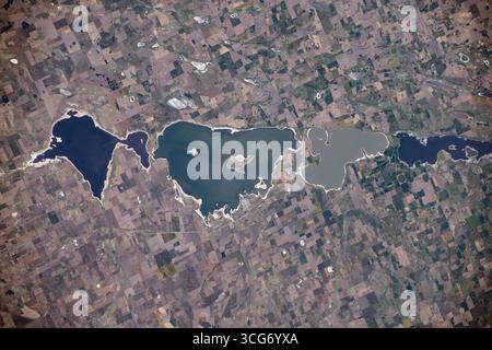 Vier Seen in der argentinischen Provinz Buenos Aires sind von der Internationalen Raumstation aus abgebildet, die 268 Meilen über der südamerikanischen Nation umkreist wurde. In Argentiniens fruchtbarer Region Pampas befinden sich von links die Lagunas del Venado, del Monte, Cochico und Alsina. 16. November 2023 eine optimierte Version eines Originalbildes der NASA: Credit NASA/AMogensen Stockfoto