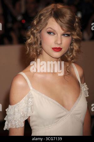 Manhattan, Vereinigte Staaten Von Amerika. Mai 2010. NEW YORK – 03. MAI: Taylor Swift nimmt am Costume Institute Gala Benefit Teil, um die Eröffnung der Ausstellung „American Woman: Fashioning a National Identity“ im Metropolitan Museum of Art am 3. MAI 2010 in New York City zu feiern Stockfoto