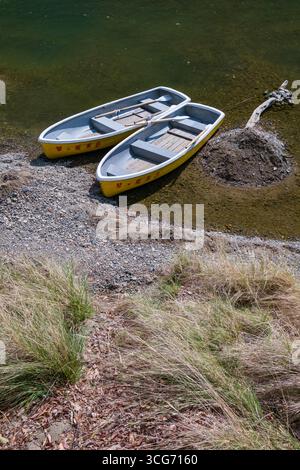 Zwei kleine Ruderboote auf dem Schotterufer des Katsura Flusses an einem sonnigen Tag im April, Arashiyama, Ukyo Ward, Kyoto, Kansai, Honshu, Japan Stockfoto