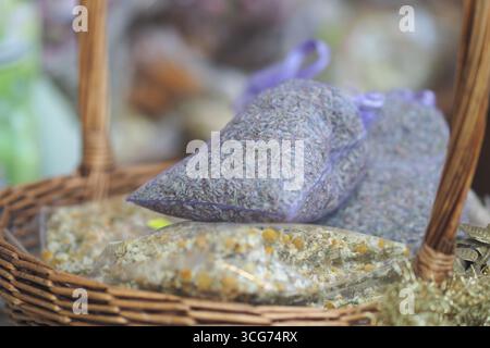 Lavendel- und Kamillenbeutel in einem Korb Stockfoto
