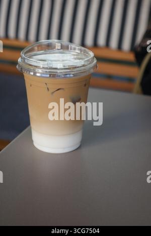 Eiskaffee auf einem Tisch in einem gemütlichen Café Stockfoto