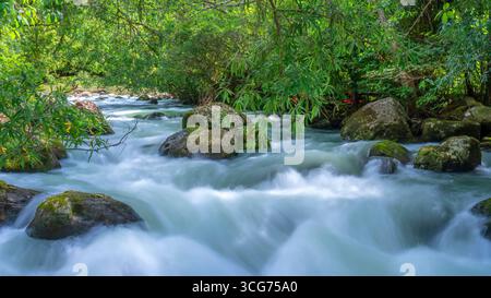 Herrlicher Blick auf den Sommer: Der Bergbach und die Lichtstrahlen des fantastischen Moot Valley im Phong Nha National Park, Vietnam Stockfoto