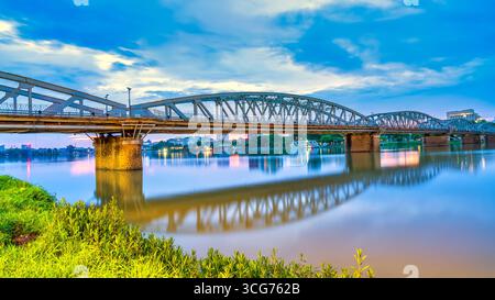 Sonnenaufgang bei Sonnenaufgang an der Trang Tien Bridge in Hue, Vietnam. Dies ist eine gotische architektonische Brücke, die den Parfümfluss aus dem 18. Jahrhundert überspannt und von entworfen wurde Stockfoto