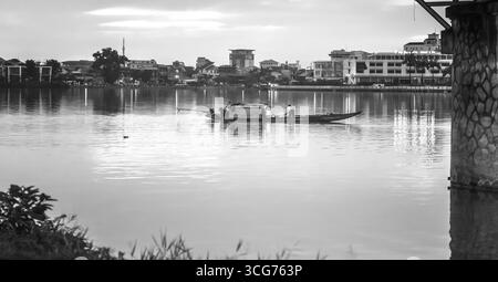 Sonnenaufgang bei Sonnenaufgang an der Trang Tien Bridge in Hue, Vietnam. Dies ist eine gotische architektonische Brücke, die den Parfümfluss aus dem 18. Jahrhundert überspannt und von entworfen wurde Stockfoto