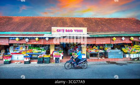 Bao Vinh Markt. Der traditionelle Markt bewahrt noch die Architektur und Kultur des 19. Jahrhunderts, dieser Ort war früher ein geschäftiger Handelshafen. Stockfoto