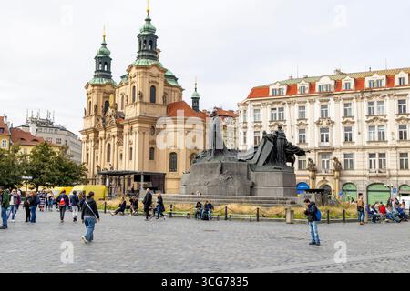 Prag, Tschechische Republik, Altstadtplatz mit Jan-Hus-Denkmal-Skulptur im Stadtzentrum Stockfoto
