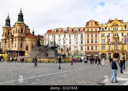 Prag, Tschechische Republik, Altstadtplatz mit Jan-Hus-Denkmal-Skulptur im Stadtzentrum Stockfoto
