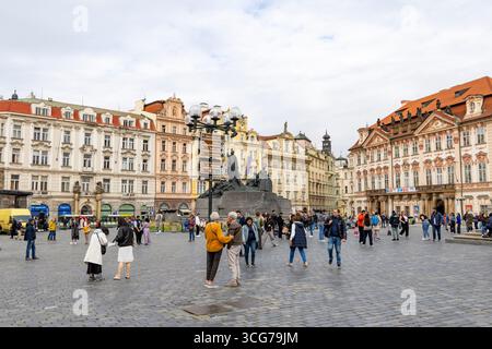Prager Altstadtplatz, mit Rokoko kinsky Palast und Jan Hus Denkmal, Tschechische Republik, Europa Stockfoto
