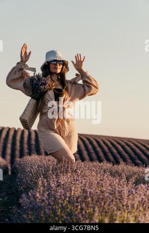 Frau in einem Lavendelfeld Stockfoto