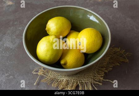 Frische Zitronen in einer handgemachten Schüssel Stockfoto