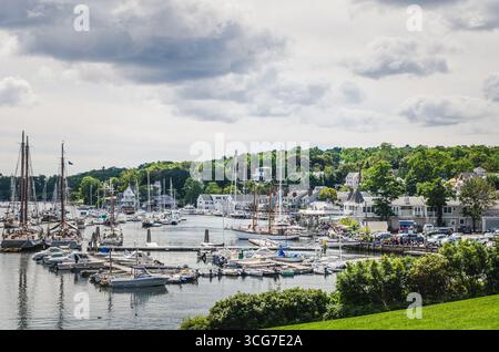 Malerischer Camden Harbor mit Booten an der Küste von Maine, USA Stockfoto
