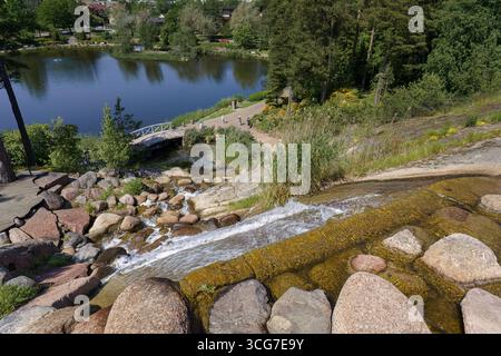Kotka, Finnland. Juni 2025 - Blick vom Gipfel des Wasserfalls im Sapokka Water Garden an einem sonnigen Sommertag. Stockfoto