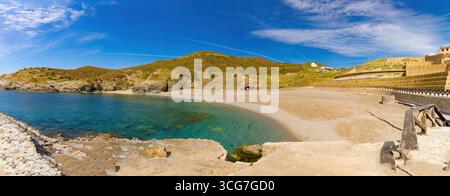 Panoramablick auf den Strand Argentiera in Sardinien, Italien, mit klarem türkisfarbenem Wasser, goldenem Sand, felsigen Hügeln und einem friedlichen Sommerhimmel. Stockfoto