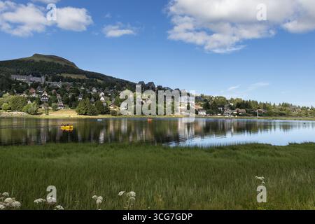Sommerabendblick mit wunderschönem Licht auf den Lac des Hermines (See) im Skigebiet Super Besse, in der Nähe von Besse-et-Saint-Anastaise, Frankreich. Kopierraum A Stockfoto