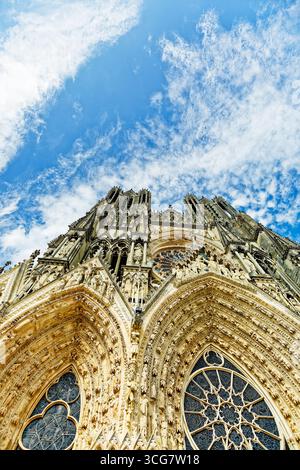 Majestätische gotische Türme der Kathedrale Notre-Dame de Reims, die sich gegen den blauen Himmel erheben, Frankreich Stockfoto