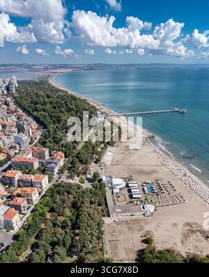 Blick aus der Vogelperspektive auf bech und Seegarten von Burgas, Bulgarien Stockfoto
