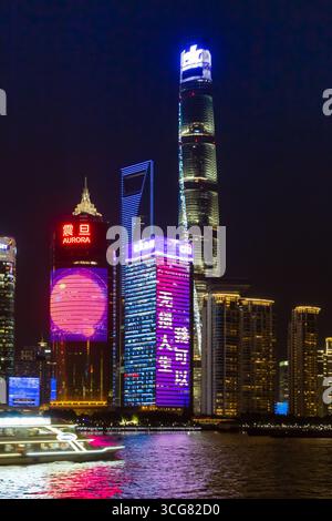 Nachtansicht eines beleuchteten Schiffes auf dem Huangpu-Fluss in Shanghai, China Stockfoto