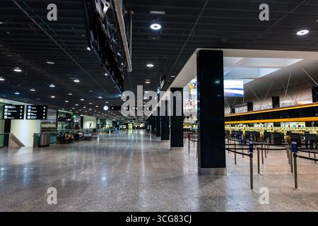 Beleuchteter und leerer Check-in-Schalter am Flughafen Zürich bei Nacht in Kloten, Zürich, Kanton Zürich, Schweiz. Stockfoto