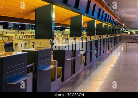 Beleuchteter und leerer Flughafen Check-in-Schalter am Flughafen Zürich bei Nacht im Flughafen Kloten, Zürich, Kanton Zürich, Schweiz. Stockfoto