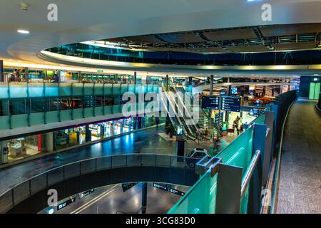 Beleuchteter Flughafen Zürich bei Nacht im Flughafen Kloten, Zürich, Kanton Zürich, Schweiz. Stockfoto