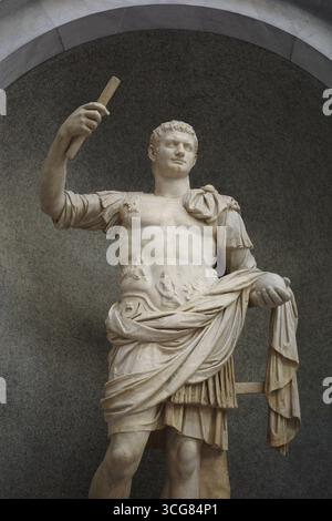 Rom. Italien. Statue des römischen Kaisers Domitian (51-96 n. Chr.), Braccio Nuovo, Chiaramonti Museum, Vatikanische Museen. Musei Vaticani. Stockfoto