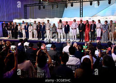 Die Gäste nahmen an der Veranstaltung Teil und machten ein Gruppenfoto zu diesem Anlass. Hongkong, China, 26. August 2025. Das Fechten-Spiel „Schwert Konvergenz durch das Alter, Vitalisierung Spiele“ fand am Abend des 26. August 2025 im Hong Kong Palace Museum statt. Bei der Veranstaltung fand ein klassisches Rückspiel zwischen Hongkong, dem chinesischen Fechter Cheung Ka-Long und dem französischen Fechter Enzo Boris Lefort statt, das den intensiven Kampf im Viertelfinale der Männer bei den Olympischen Spielen in Paris nachahmte. Credit: Li Zhihua/China News Service/Alamy Live News Stockfoto