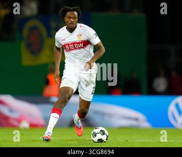 Braunschweig, Niedersachsen, Deutschland. August 2025. VfB Stuttgarter Verteidiger DAN-AXEL ZAGADOU (23) mit dem Ball beim DFB-Pokal-Erstrundenspiel zwischen Eintracht Braunschweig und VfB Stuttgart am 26. August 2025 in Braunschweig. Das Spiel endete 4-4 nach Verlängerung, bevor Stuttgart 8-7 im Elfmeterschießen gewann. (Kreditbild: © Scott Coleman/ZUMA Press Wire) NUR REDAKTIONELLE VERWENDUNG! Nicht für kommerzielle ZWECKE! Stockfoto