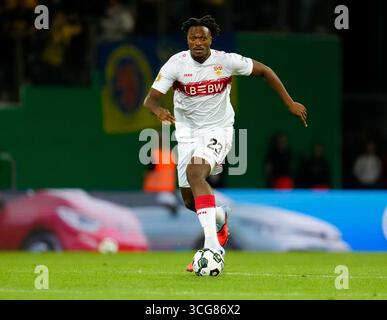 26. August 2025, Braunschweig, Niedersachsen: VfB Stuttgart-Verteidiger DAN-AXEL ZAGADOU (23) mit dem Ball beim DFB-Pokal-Erstrundenspiel zwischen Eintracht Braunschweig und VfB Stuttgart am 26. August 2025 in Braunschweig. Das Spiel endete 4-4 nach Verlängerung, bevor Stuttgart 8-7 im Elfmeterschießen gewann. (Kreditbild: © Scott Coleman/ZUMA Press Wire) NUR REDAKTIONELLE VERWENDUNG! Nicht für kommerzielle ZWECKE! Stockfoto