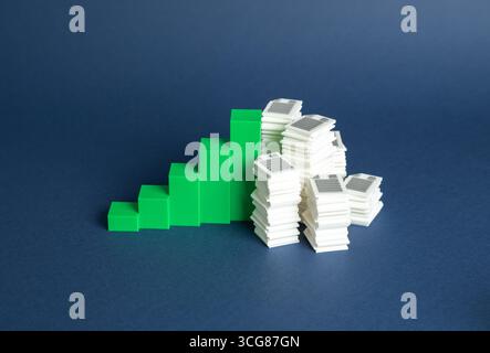 Das Wachstum der Unternehmen wird durch einen riesigen Papierkram und bürokratische Dokumente behindert. Stattdessen wird viel Zeit mit Berichten und dem Ausfüllen von Papieren verbracht Stockfoto