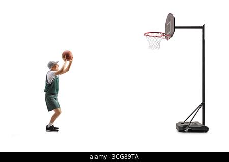Profilaufnahme eines älteren Mannes, der Basketball spielt, isoliert auf weißem Hintergrund Stockfoto